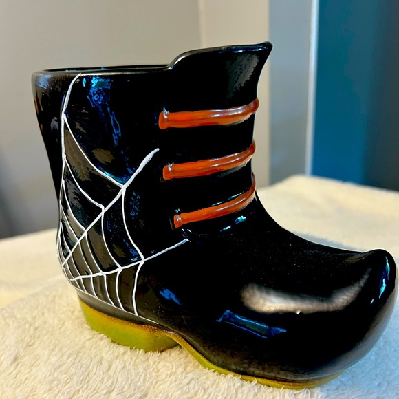 Yankee Candle Halloween Candle Holder -Spider Web Black Boot - Picture 1 of 6